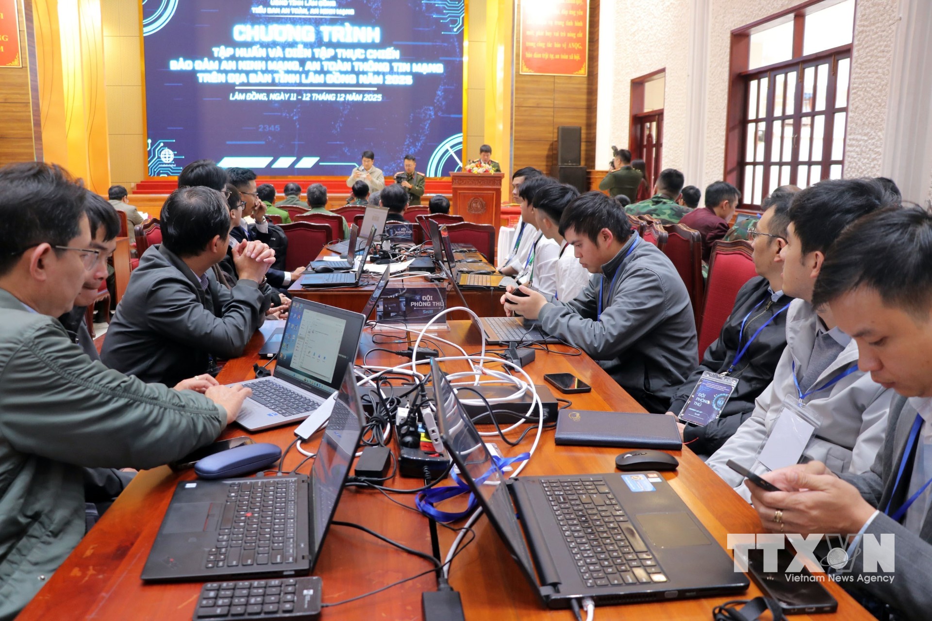19 đội phòng thủ của cuộc diễn tập bắt đầu vào nội dung thực chiến đảm bảo an ninh - an toàn thông tin mạng. (Ảnh: Chu Quốc Hùng/TTXVN)